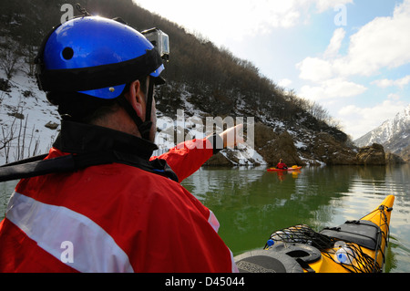 Winter-Kanu paddeln auf eisigen Gewässern Stockfoto