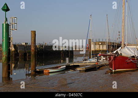 Sperrwerks auf dem Fluss Colne am Wivenhoe in der Nähe von Colchester, UK Stockfoto