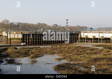 Sperrwerks auf dem Fluss Colne am Wivenhoe in der Nähe von Colchester, UK Stockfoto