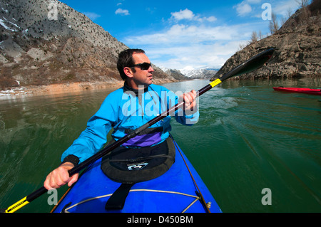 Winter-Kanu paddeln auf eisigen Gewässern Stockfoto