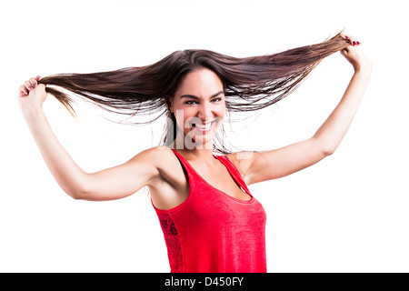 Schöne junge Frau packte ihre eigenen Haare, isoliert auf weißem Hintergrund Stockfoto