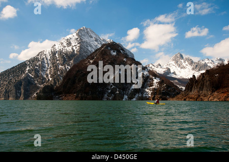 Winter-Kanu paddeln auf eisigen Gewässern Stockfoto