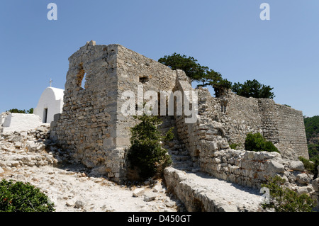 Rhodos. Griechenland. Monolithos, einer zerstörten mittelalterlichen Kreuzritterburg oben auf den riesigen Felsen an der Westküste der Insel Rhodos Stockfoto