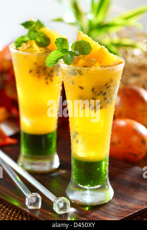erfrischende orange Maracujasaft Stockfoto