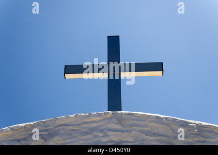 Rhodos Griechenland. Christian Kreuz auf die weiß getünchte Kirche Agios Panteleimon auf Monolithos eine mittelalterliche Kreuzritterburg Stockfoto