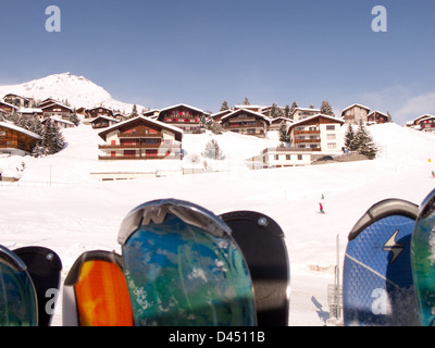 Ski, Menschen Skifahren und alpine Berghütten, Skigebiet Arosa, Schweiz Europa Stockfoto