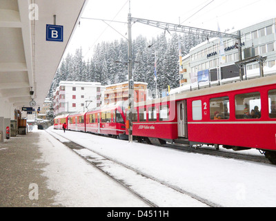 Schweizer Schulen im Bahnhof im Winter Schnee, Arosa, Schweiz, Europa Stockfoto