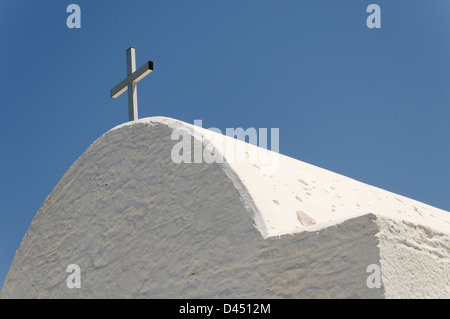 Rhodos Griechenland. Christian Kreuz auf die weiß getünchte Kirche Agios Panteleimon auf Monolithos eine mittelalterliche Kreuzritterburg Stockfoto