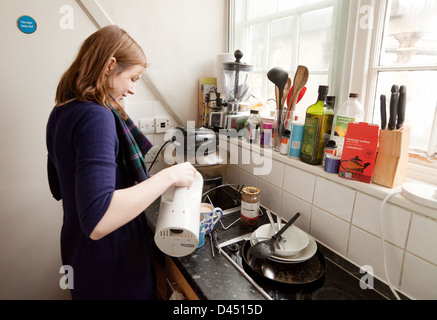 Ein Student, ich mache eine Tasse Kaffee in ihrer College-Küche, Clare College der Universität Cambridge, UK Stockfoto