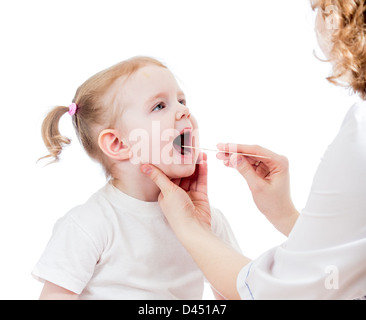 Arzt untersucht Baby isoliert auf weißem Hintergrund Stockfoto