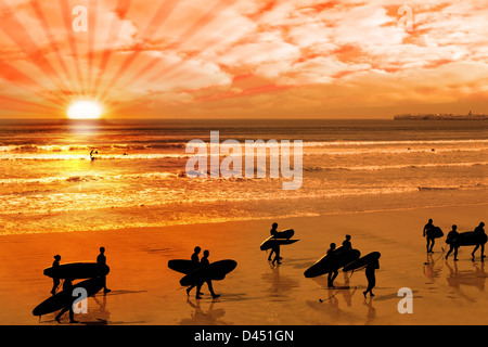 Surfer am Strand in Lahinch County Clare Irland als die Sonne untergeht Stockfoto