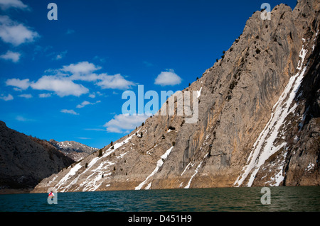 Winter-Kanu paddeln auf eisigen Gewässern Stockfoto