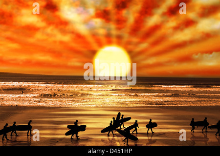 Surfer am Strand in Lahinch County Clare Irland als die Sonne untergeht Stockfoto