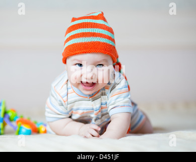 glückliches Baby junge weared mit Hut Stockfoto