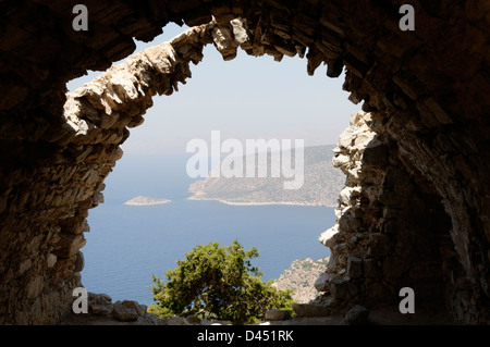 Rhodos. Griechenland. West Küste der Insel Rhodos aus im Inneren der zerstörten Basilika bei Monolithos eine mittelalterliche Kreuzritterburg. Stockfoto