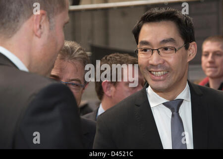 Hannover, Deutschland. 5. März 2013. Der weltweit größte Computer Expo öffnet auf der Hannover Messe CeBIT. CeBIT 2013 hat den "Shareconomy" Megatrend als Leitthema gewählt. Im Bild: Dr. Philipp Rösler, Bundesminister für Wirtschaft und Technologie und der deutschen Vizekanzler besucht 'Code n' einen Abschnitt für aufstrebende Technologieunternehmen. Foto: Nick Savage/Alamy Live-Nachrichten Stockfoto