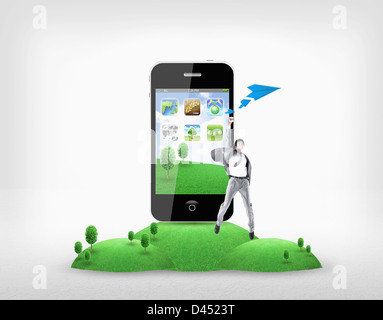 Geschäftsmann Papier Flugzeug vor ein smart phone Stockfoto