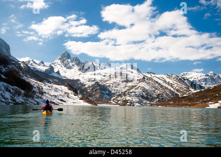 Winter-Kanu paddeln auf eisigen Gewässern Stockfoto