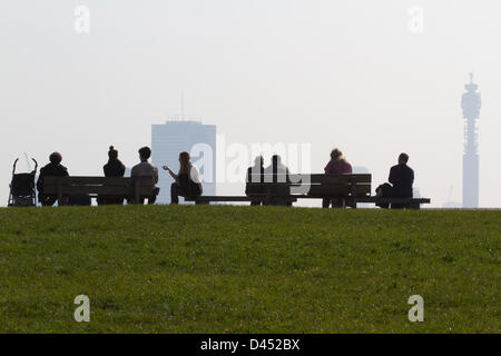 London, UK. 5. März 2013. Londoner auf Primrose Hill die Sonne genießen, wie die Met-Büro den wärmsten Tag mit Höchsttemperaturen von 15 Grad in der Hauptstadt vorausgesagt hat.  Bildnachweis: Amer Ghazzal / Alamy Live News Stockfoto