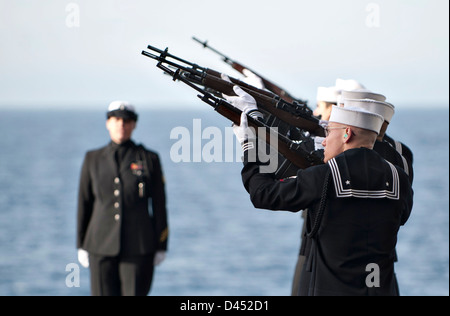 U.S. Navy Ehrengarde Rendern Salutschüssen während einer Seebestattung für 20 ehemalige Militärangehörige an Bord des Flugzeugträgers USS Carl Vinson 28. Februar 2013 in den Pazifischen Ozean. Stockfoto