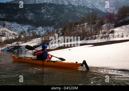 Winter-Kanu paddeln auf eisigen Gewässern Stockfoto