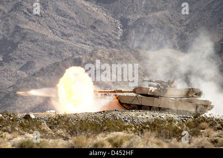 Eine Armee M1A2 Abrams Tank Feuer ein Sabot Runden während der jährlichen Gunnery Qualifikationen 17. Februar 2013 in Twentynine Palms, CA. Stockfoto