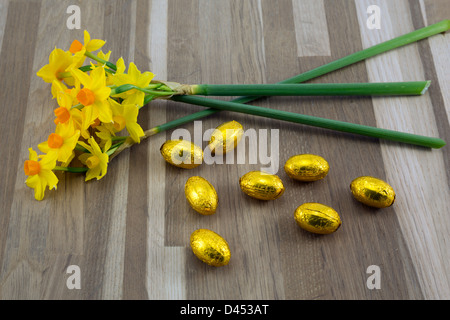 Goldenen Eiern und Frühjahr Narzissen. Stockfoto