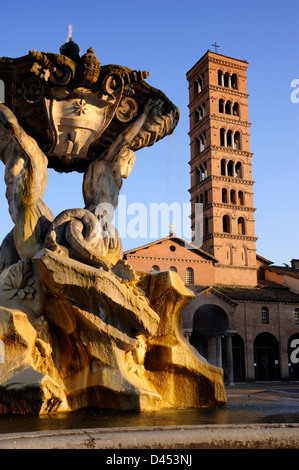 Italien, Rom, Springbrunnen der Tritone und Basilika di Santa Maria in Cosmedin Stockfoto