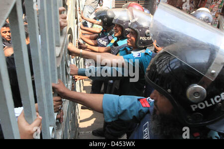 Dhaka, Bangladesch. 5. März 2013. Bangladeshi Polizei Wache vor Dhaka Gericht um die Aktivisten von Bangladesh Nationalist Party (BNP) bei einem landesweiten Streik aufgerufen durch die Hauptopposition Bangladesh Nationalist Party in Dhaka zu schützen. Bangladesch-Polizei feuerte Gummigeschossen und Tränengas auf die Anhänger der wichtigsten Oppositionspartei in Dhaka und in zwei Bezirken außerhalb der Hauptstadt, wie das Land seit der Unabhängigkeit durch einen dritten Tag des Streiks über die schlimmsten politischen Gewalt getroffen wurde. (Bild Kredit: Kredit: Monirul Alam/ZUMAPRESS.com/Alamy Live-Nachrichten) Stockfoto
