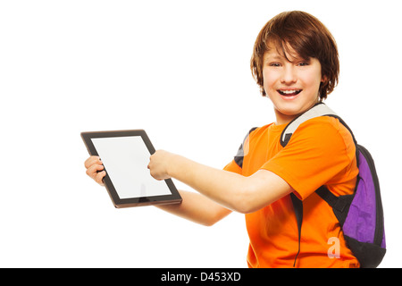 Intelligente kaukasischen 11 Jahre alter Junge zeigt neue Anwendung auf digitale Tablet-PC, Stand isoliert auf weiss Stockfoto