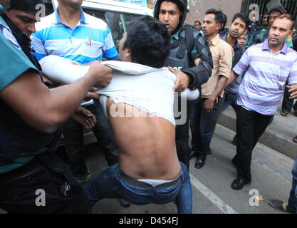 Dhaka, Bangladesch. 5. März 2013. Bangladeshi Polizei Festnahme n Aktivist der Bangladesh Nationalist Party (BNP) bei einem landesweiten Streik aufgerufen durch die Hauptopposition Bangladesh Nationalist Party in Dhaka. Bangladesch-Polizei feuerte Gummigeschossen und Tränengas auf die Anhänger der wichtigsten Oppositionspartei in Dhaka und in zwei Bezirken außerhalb der Hauptstadt, wie das Land seit der Unabhängigkeit durch einen dritten Tag des Streiks über die schlimmsten politischen Gewalt getroffen wurde. ÃŠÂ © Monirul Alam. (Bild Kredit: Kredit: Monirul Alam/ZUMAPRESS.com/Alamy Live-Nachrichten) Stockfoto