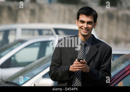 Geschäftsmann, Besitz eines Mobiltelefons Stockfoto