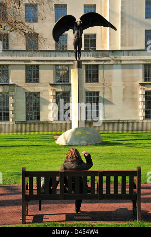 London, England, Vereinigtes Königreich. Victoria Embankment: Fleet Air Arm Memorial (James Butler, 2000) Bronze Figur des Daedalus Stockfoto