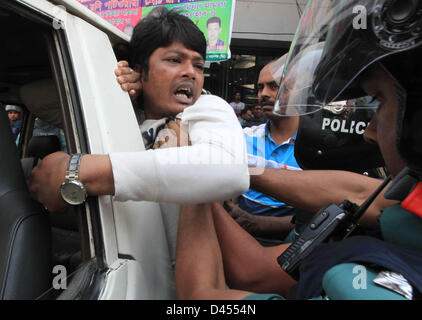 Dhaka, Bangladesch. 5. März 2013. ein Aktivist von Bangladesh Nationalist Party (BNP) bei einem landesweiten Streik zu verhaften. Polizei feuerte Gummigeschossen und Tränengas auf BNP Unterstützer in Dhaka und zwei andere Bezirke außerhalb der Hauptstadt, wie das Land seit der Unabhängigkeit von einer dritten Tag des Streiks und der schlimmsten politischen Gewalt getroffen wurde. (Kredit-Bild: © Monirul Alam/ZUMAPRESS.com) Stockfoto