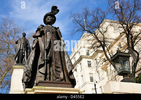 London, England, Vereinigtes Königreich. Denkmal (2009), Queen Elizabeth, die Königinmutter, in der Mall. Statue von George VI (ihr Mann) hinter Stockfoto