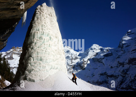 Bergsteiger zu Fuß in Richtung große Eis Kegel, Oeschinensees See, Berner Alpen, Schweiz Stockfoto