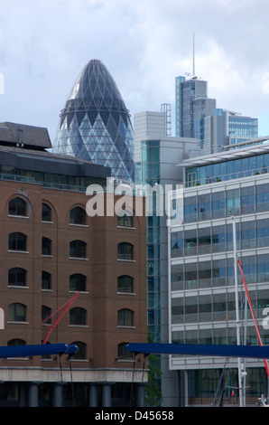 Blick auf die Gurke aus St Katharine Dock in London, England Stockfoto