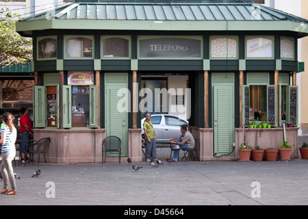 Imbiss-Stand und Telefon stehen im Plaza de Las Armas, Old San Juan, Puerto Rico Stockfoto