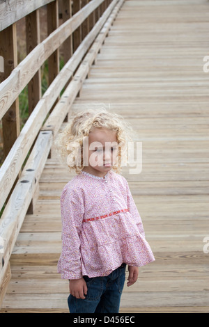 Kleines Mädchen, Alter 3, am Wanderweg, weigert sich, weiter zu gehen. Sie ist müde und will nach Hause gehen. Stockfoto