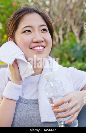 Asiatische Frau Schweiß mit einem Tuch abwischen, nach dem Training Stockfoto