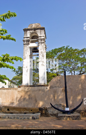 ALTEN GLOCKENTURM UND ANKER IN DER NÄHE VON MARITIME MUSEUM IN FORT GALLE SRI LANKA Stockfoto