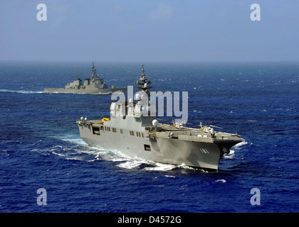 JS Hyuga (DDH 181) dreht sich in Gründung. Stockfoto