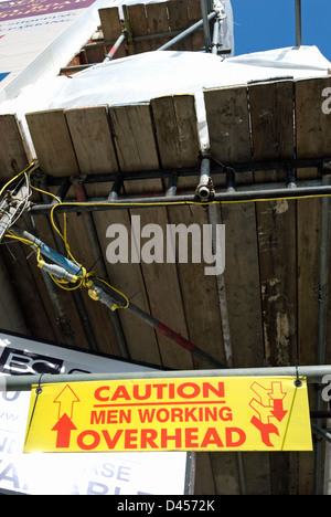 Vorsicht Männer arbeiten Überkopf Zeichen auf einer Baustelle in Putney, Südwesten von London, england Stockfoto