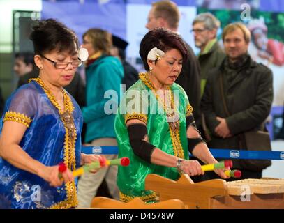 Indonesische Musiker spielen vor der Eröffnungsfeier der ITB-Berlin in Berlin, Deutschland, 5. März 2013. Der Tourismus-Messe ist geöffnet von 06 bis 10. März 2013 und das diesjährige Partnerland ist Indonesien. Foto: SOEREN STACHE Stockfoto