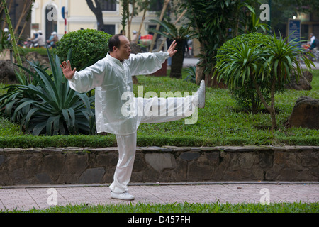 Vietnamesische Mann Durchführung von Tai Chi in weiß gekleidet, von Hoan-Kiem-See, Hanoi, Vietnam Stockfoto