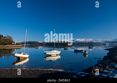 Boote im Hafen von Borth y Gest im Winter mit Schnee in den Bergen in Ferne Stockfoto