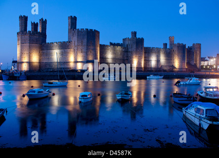 Caernarfon Castle in der Nacht / Dämmerung / Dämmerung spiegelt sich in den Fluss-Seiont nachts Caernarfon Gwynedd North Wales UK Stockfoto