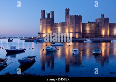 Caernarfon Castle in der Nacht / Dämmerung / Dämmerung spiegelt sich in den Fluss Seiont Caernarfon Gwynedd North Wales UK Stockfoto