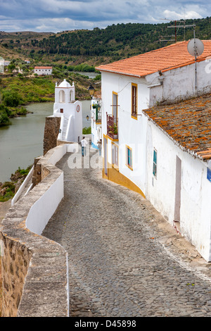 Mértola, Blick auf Stadt und Fluss auf. Alentejo-Bezirk. Portugal. Europa Stockfoto