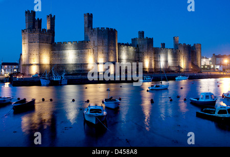 Caernarfon Castle in der Nacht / Dämmerung / Dämmerung spiegelt sich in den Fluss Seiont Caernarfon Gwynedd North Wales UK Stockfoto